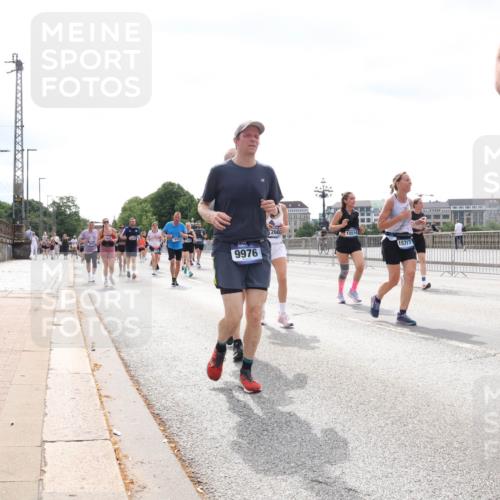 29.06.2025 - hella hamburg halbmarathon Lena Gebhardt http://msf.ph/oto/8425769 29.06.2025 10:43:25 Lombardsbrücke 9976, 260, 15717, 1023, 1149, 1155, 1310, 1400, 1467, 1788, 1816, 1878, 2103, 2158, 2267, 2361, 2971, 3074, 3238, 3329, 3390, 3518, 3638, 3764, 4056, 4177, 4302, 4367, 4680, 4866, 5067, 5214, 5268, 5370, 5610, 5720, 5755, 5967, 6012, 6096, 6226, 6440, 6931, 6971, 6973, 7043, 7197, 7205, 7206, 7461, 7504, 7872, 7926, 8000, 8135, 8184, 8233, 8408, 8435, 8504, 8795, 8991, 9072, 9304, 9639, 9641, 9644, 9831, 9976, 10083, 10180, 10200, 10202, 13049 meine-sportfotos.de