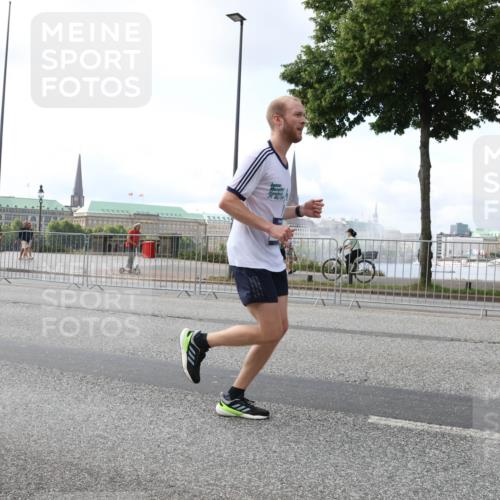 29.06.2025 - hella hamburg halbmarathon Lena Gebhardt http://msf.ph/oto/8425784 29.06.2025 10:06:29 Lombardsbrücke 25, 1245, 1766, 3062, 4542, 4666, 4868, 5431, 5807, 5951, 6314, 6664, 7138, 8051, 8290, 8316, 9361, 9560, 10214, 10297, 10736, 10781, 10886, 12371, 13042, 13054, 13475, 13481, 13863, 14369, 14607, 14987, 15113, 15145, 15229, 15377, 15462, 15537, 15772, 15858, 16692, 16933, 17059, 17239, 17746, 18042, 18381, 18575, 18577, 18652, 18768, 18828, 18910, 18913, 18966 meine-sportfotos.de