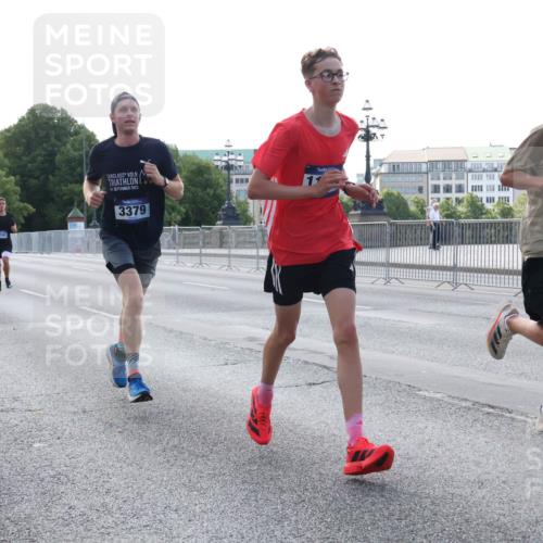 29.06.2025 - hella hamburg halbmarathon Lena Gebhardt http://msf.ph/oto/8425803 29.06.2025 09:43:50 Lombardsbrücke 13383, 2022, 2483, 3379, 1953, 2075, 2180, 2203, 2483, 3189, 3379, 5308, 6090, 7380, 8318, 8376, 9804, 10222, 10351, 11150, 13383, 13606, 13941, 15023, 15136, 17040, 17893, 18763, 18832 meine-sportfotos.de