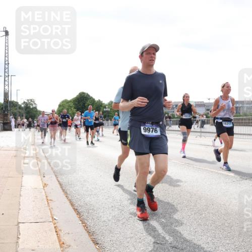 29.06.2025 - hella hamburg halbmarathon Lena Gebhardt http://msf.ph/oto/8425818 29.06.2025 10:43:25 Lombardsbrücke 9976, 15514, 15717, 1023, 1149, 1155, 1310, 1400, 1467, 1788, 1816, 1878, 2103, 2158, 2267, 2361, 2971, 3074, 3238, 3329, 3390, 3518, 3638, 3764, 4056, 4177, 4302, 4367, 4680, 4866, 5067, 5214, 5268, 5370, 5610, 5720, 5755, 5967, 6012, 6096, 6226, 6440, 6931, 6971, 6973, 7043, 7197, 7205, 7206, 7461, 7504, 7872, 7926, 8000, 8135, 8184, 8233, 8408, 8435, 8504, 8795, 8991, 9072, 9304, 9639, 9641, 9644, 9831, 9976, 10083, 10180, 10200, 10202, 13049 meine-sportfotos.de