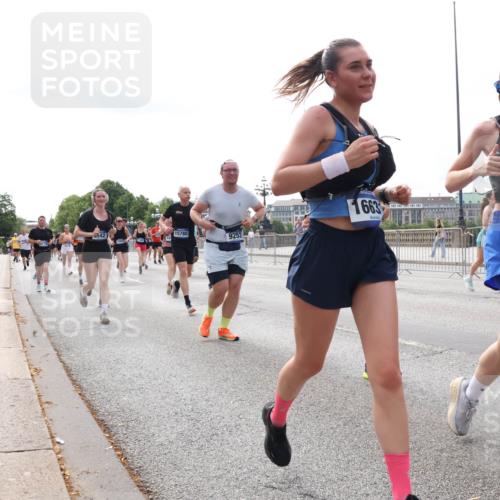 29.06.2025 - hella hamburg halbmarathon Lena Gebhardt http://msf.ph/oto/8425831 29.06.2025 10:19:20 Lombardsbrücke 0542, 15780, 9252, 1663, 1614, 1145, 1332, 1349, 1534, 1708, 1718, 1755, 2017, 2096, 2311, 2589, 2795, 2802, 2812, 2895, 2993, 2995, 3026, 3105, 3118, 3446, 3631, 4718, 4722, 4845, 4979, 5034, 5035, 5080, 5098, 5123, 5178, 5323, 5429, 5449, 5849, 6194, 6249, 6413, 6444, 6477, 6482, 6542, 6736, 6939, 7143, 7252, 8537, 8575, 8761, 8778, 8780, 9252, 9270, 9272, 9652, 9756, 9757, 9856, 10037, 10039, 10124, 10129, 10540, 10816 meine-sportfotos.de