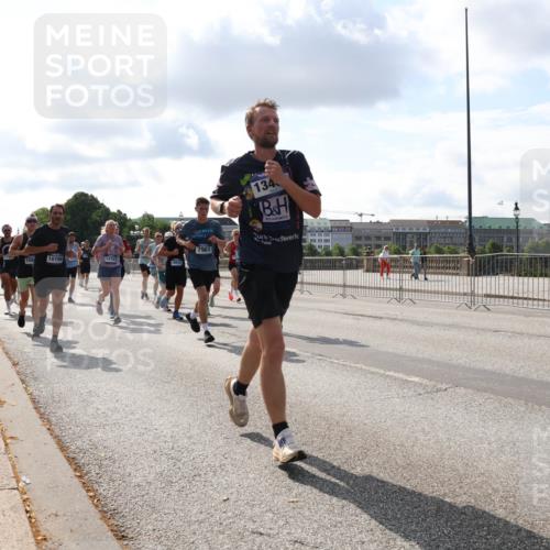 29.06.2025 - hella hamburg halbmarathon Lena Gebhardt http://msf.ph/oto/8425864 29.06.2025 09:52:34 Lombardsbrücke 134, 7961, 10796, 14703, 18637, 1057, 1070, 1139, 1163, 1169, 1176, 1220, 1415, 1468, 1512, 1604, 1613, 1631, 1763, 1782, 2189, 2233, 3109, 3124, 3305, 3618, 3852, 4080, 4277, 4497, 4565, 4691, 4871, 4915, 4933, 5007, 5011, 5336, 5477, 5690, 6373, 6550, 6711, 7067, 7191, 7325, 7432, 7451, 7599, 7710, 7843, 7865, 7961, 8564, 8852, 9348, 9444, 9547, 9659, 10493, 10741, 10796, 11062, 11495, 11679, 11779, 11821, 12046, 12772, 13403, 13614, 13728, 14257 meine-sportfotos.de