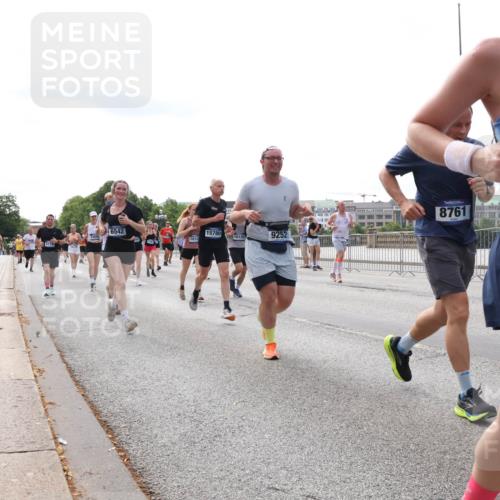 29.06.2025 - hella hamburg halbmarathon Lena Gebhardt http://msf.ph/oto/8425880 29.06.2025 10:19:21 Lombardsbrücke 6542, 15780, 1012, 10129, 9252, 8761, 1663, 1145, 1332, 1349, 1534, 1708, 1718, 1755, 2017, 2096, 2311, 2589, 2795, 2802, 2812, 2895, 2993, 2995, 3026, 3105, 3118, 3446, 3631, 4108, 4110, 4718, 4722, 4845, 4979, 5034, 5035, 5080, 5098, 5123, 5178, 5323, 5429, 5449, 5849, 6194, 6249, 6413, 6444, 6477, 6482, 6542, 6736, 6939, 7143, 7252, 8537, 8575, 8761, 8778, 8780, 9252, 9270, 9272, 9652, 9756, 9757, 9856, 10037, 10039, 10124, 10129, 10540, 10816 meine-sportfotos.de