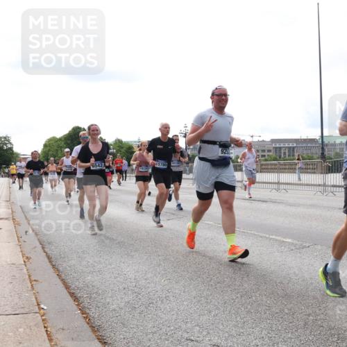 29.06.2025 - hella hamburg halbmarathon Lena Gebhardt http://msf.ph/oto/8425908 29.06.2025 10:19:21 Lombardsbrücke 8761, 925, 6542, 15780, 10129, 10124, 5178, 1145, 1332, 1349, 1534, 1708, 1718, 1755, 2017, 2096, 2311, 2589, 2795, 2802, 2812, 2895, 2993, 2995, 3026, 3105, 3118, 3446, 3631, 4108, 4110, 4718, 4722, 4845, 4979, 5034, 5035, 5080, 5098, 5123, 5178, 5323, 5429, 5449, 5849, 6194, 6249, 6413, 6444, 6477, 6482, 6542, 6736, 6939, 7143, 7252, 8537, 8575, 8761, 8778, 8780, 9252, 9270, 9272, 9652, 9756, 9757, 9856, 10037, 10039, 10124, 10129, 10540, 10816 meine-sportfotos.de