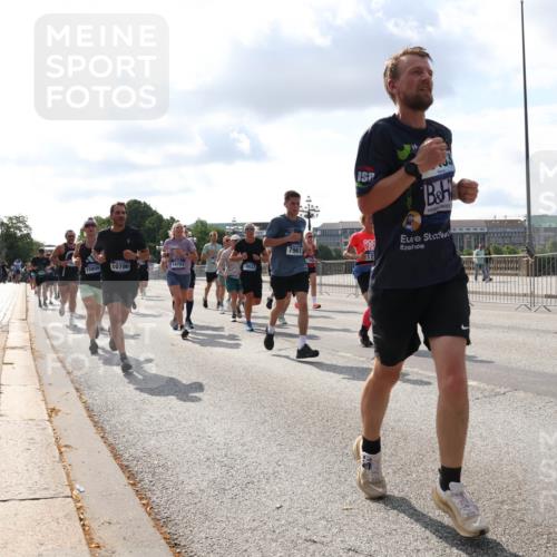 29.06.2025 - hella hamburg halbmarathon Lena Gebhardt http://msf.ph/oto/8425927 29.06.2025 09:52:35 Lombardsbrücke 15808, 10796, 14703, 18637, 7961, 12, 1057, 1070, 1139, 1163, 1169, 1176, 1220, 1415, 1468, 1512, 1604, 1613, 1631, 1763, 1782, 2189, 2233, 3109, 3124, 3305, 3618, 3852, 4080, 4277, 4497, 4565, 4691, 4871, 4915, 4933, 5007, 5011, 5476, 5477, 5690, 6373, 6550, 6711, 7067, 7191, 7325, 7432, 7451, 7599, 7710, 7843, 7865, 7961, 8852, 9348, 9444, 9547, 10493, 10741, 10796, 11062, 11495, 11679, 11779, 11821, 12046, 12772, 13403, 13614, 13728, 14257 meine-sportfotos.de