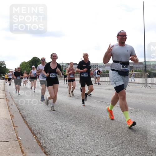 29.06.2025 - hella hamburg halbmarathon Lena Gebhardt http://msf.ph/oto/8425980 29.06.2025 10:19:21 Lombardsbrücke 1877, 6542, 10124, 15780, 5178, 925, 1145, 1332, 1349, 1534, 1708, 1718, 1755, 2017, 2096, 2311, 2589, 2795, 2802, 2812, 2895, 2993, 2995, 3026, 3105, 3118, 3446, 3631, 4108, 4110, 4718, 4722, 4845, 4979, 5034, 5035, 5080, 5098, 5123, 5178, 5323, 5429, 5449, 5849, 6194, 6249, 6413, 6444, 6477, 6482, 6542, 6736, 6939, 7143, 7252, 8537, 8575, 8761, 8778, 8780, 9252, 9270, 9272, 9652, 9756, 9757, 9856, 10037, 10039, 10124, 10129, 10540, 10816 meine-sportfotos.de