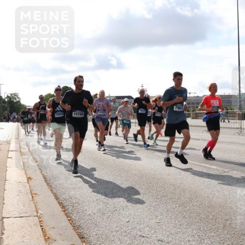 29.06.2025 - hella hamburg halbmarathon Lena Gebhardt http://msf.ph/oto/8426010 29.06.2025 09:52:35 Lombardsbrücke 15808, 10796, 14703, 7865, 7961, 22, 18637, 12723, 1057, 1070, 1139, 1163, 1169, 1176, 1220, 1415, 1468, 1512, 1604, 1613, 1631, 1763, 1782, 2189, 2233, 3109, 3124, 3305, 3618, 3852, 4080, 4277, 4497, 4565, 4691, 4871, 4915, 4933, 5007, 5011, 5476, 5477, 5690, 6373, 6550, 6711, 7067, 7191, 7325, 7432, 7451, 7599, 7710, 7843, 7865, 7961, 8852, 9348, 9444, 9547, 10493, 10741, 10796, 11062, 11495, 11679, 11779, 11821, 12046, 12772, 13403, 13614, 13728, 14257 meine-sportfotos.de