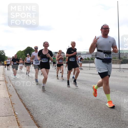 29.06.2025 - hella hamburg halbmarathon Lena Gebhardt http://msf.ph/oto/8426012 29.06.2025 10:19:21 Lombardsbrücke 14593, 18777, 6542, 15780, 5178, 10124, 9252, 1145, 1332, 1349, 1534, 1708, 1718, 1755, 2017, 2096, 2311, 2589, 2795, 2802, 2812, 2895, 2993, 2995, 3026, 3105, 3118, 3446, 3631, 4108, 4110, 4718, 4722, 4845, 4979, 5034, 5035, 5080, 5098, 5123, 5178, 5323, 5429, 5449, 5849, 6194, 6249, 6413, 6444, 6477, 6482, 6542, 6736, 6939, 7143, 7252, 8537, 8575, 8761, 8778, 8780, 9252, 9270, 9272, 9652, 9756, 9757, 9856, 10037, 10039, 10124, 10129, 10540, 10816 meine-sportfotos.de
