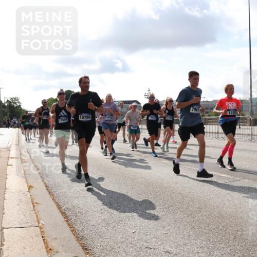 29.06.2025 - hella hamburg halbmarathon Lena Gebhardt http://msf.ph/oto/8426037 29.06.2025 09:52:36 Lombardsbrücke 15808, 10796, 14703, 7865, 7961, 1220, 18637, 12723, 1057, 1070, 1139, 1163, 1169, 1176, 1220, 1415, 1468, 1512, 1604, 1613, 1631, 1782, 2189, 2233, 3109, 3124, 3305, 3618, 3852, 4080, 4277, 4497, 4565, 4691, 4871, 4915, 4933, 5007, 5011, 5476, 5477, 6373, 6550, 6711, 7067, 7191, 7325, 7432, 7451, 7599, 7710, 7843, 7865, 7961, 8852, 9348, 9444, 9547, 10493, 10741, 10796, 11062, 11495, 11679, 11779, 11821, 12046, 12772, 13403, 13614, 13728, 14257 meine-sportfotos.de