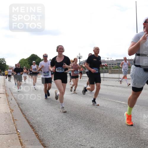 29.06.2025 - hella hamburg halbmarathon Lena Gebhardt http://msf.ph/oto/8426046 29.06.2025 10:19:22 Lombardsbrücke 517, 18777, 6542, 10124, 780, 925, 1145, 1332, 1534, 1708, 1718, 1755, 2017, 2096, 2311, 2441, 2589, 2795, 2802, 2812, 2895, 2993, 2995, 3026, 3105, 3118, 3446, 3631, 3678, 4108, 4110, 4718, 4722, 4845, 4979, 5034, 5035, 5080, 5098, 5123, 5178, 5323, 5429, 5449, 5849, 6194, 6249, 6413, 6444, 6477, 6482, 6542, 6736, 6939, 7143, 7252, 8537, 8575, 8761, 8778, 8780, 9252, 9270, 9272, 9652, 9756, 9757, 9856, 10037, 10039, 10124, 10129, 10540, 10816 meine-sportfotos.de