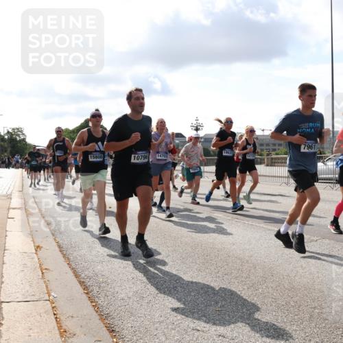 29.06.2025 - hella hamburg halbmarathon Lena Gebhardt http://msf.ph/oto/8426059 29.06.2025 09:52:36 Lombardsbrücke 15808, 10796, 14703, 7865, 7961, 18637, 27, 12723, 1057, 1070, 1139, 1163, 1169, 1176, 1220, 1415, 1468, 1512, 1604, 1613, 1631, 1782, 2189, 2233, 3109, 3124, 3305, 3618, 3852, 4080, 4277, 4497, 4565, 4691, 4871, 4915, 4933, 5007, 5011, 5476, 5477, 6373, 6550, 6711, 7067, 7191, 7325, 7432, 7451, 7599, 7710, 7843, 7865, 7961, 8852, 9348, 9444, 9547, 10493, 10741, 10796, 11062, 11495, 11679, 11779, 11821, 12046, 12772, 13403, 13614, 13728, 14257 meine-sportfotos.de