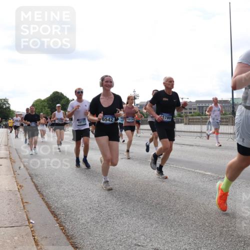 29.06.2025 - hella hamburg halbmarathon Lena Gebhardt http://msf.ph/oto/8426082 29.06.2025 10:19:22 Lombardsbrücke 18777, 6542, 10124, 5780, 92, 1145, 1332, 1534, 1708, 1718, 1755, 2017, 2096, 2311, 2441, 2589, 2795, 2802, 2812, 2895, 2993, 2995, 3026, 3105, 3118, 3446, 3631, 3678, 4108, 4110, 4718, 4722, 4845, 4979, 5034, 5035, 5080, 5098, 5123, 5178, 5323, 5429, 5449, 5849, 6194, 6249, 6413, 6444, 6477, 6482, 6542, 6736, 6939, 7143, 7252, 8537, 8575, 8761, 8778, 8780, 9252, 9270, 9272, 9652, 9756, 9757, 9856, 10037, 10039, 10124, 10129, 10540, 10816 meine-sportfotos.de