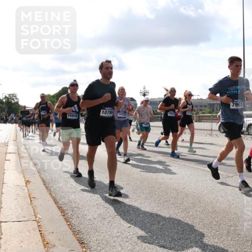 29.06.2025 - hella hamburg halbmarathon Lena Gebhardt http://msf.ph/oto/8426091 29.06.2025 09:52:36 Lombardsbrücke 15808, 10796, 14703, 7865, 7961, 122, 18637, 17, 1272, 1057, 1070, 1139, 1163, 1169, 1176, 1220, 1415, 1468, 1512, 1604, 1613, 1631, 1782, 2189, 2233, 3109, 3124, 3305, 3618, 3852, 4080, 4277, 4497, 4565, 4691, 4871, 4915, 4933, 5007, 5011, 5476, 5477, 6373, 6550, 6711, 7067, 7191, 7325, 7432, 7451, 7599, 7710, 7843, 7865, 7961, 8852, 9348, 9444, 9547, 10493, 10741, 10796, 11062, 11495, 11679, 11779, 11821, 12046, 12772, 13403, 13614, 13728, 14257 meine-sportfotos.de