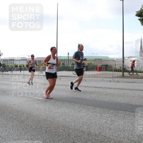29.06.2025 - hella hamburg halbmarathon Lena Gebhardt http://msf.ph/oto/8426092 29.06.2025 10:06:32 Lombardsbrücke 18577, 18910, 18575, 18042, 1245, 1766, 4542, 4666, 4868, 5431, 5807, 5951, 6314, 6664, 7138, 8290, 8316, 9361, 9560, 10214, 10297, 10736, 10781, 10886, 12371, 13054, 13475, 13481, 13863, 14369, 14607, 15113, 15145, 15229, 15377, 15462, 15537, 15772, 15858, 16692, 16933, 17059, 17239, 17746, 18042, 18381, 18575, 18577, 18652, 18828, 18910, 18913, 18966 meine-sportfotos.de