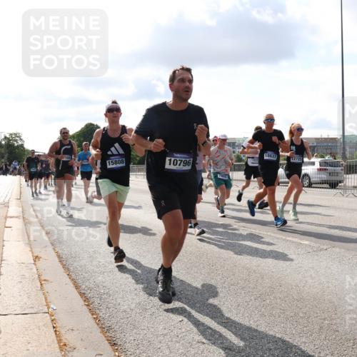 29.06.2025 - hella hamburg halbmarathon Lena Gebhardt http://msf.ph/oto/8426110 29.06.2025 09:52:36 Lombardsbrücke 15808, 10796, 7865, 18637, 1237, 12723, 7961, 1057, 1070, 1139, 1163, 1169, 1176, 1220, 1415, 1468, 1512, 1604, 1613, 1631, 1782, 2189, 2233, 3109, 3124, 3305, 3618, 3852, 4080, 4277, 4497, 4565, 4691, 4871, 4915, 4933, 5007, 5011, 5476, 5477, 6373, 6550, 6711, 7067, 7191, 7325, 7432, 7451, 7599, 7710, 7843, 7865, 7961, 8852, 9348, 9444, 9547, 10493, 10741, 10796, 11062, 11495, 11679, 11779, 11821, 12046, 12772, 13403, 13614, 13728, 14257 meine-sportfotos.de