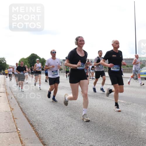 29.06.2025 - hella hamburg halbmarathon Lena Gebhardt http://msf.ph/oto/8426111 29.06.2025 10:19:22 Lombardsbrücke 5178, 18777, 542, 24, 10129, 15780, 1145, 1332, 1534, 1708, 1718, 1755, 2017, 2096, 2311, 2441, 2589, 2795, 2802, 2812, 2895, 2993, 2995, 3026, 3105, 3118, 3446, 3631, 3678, 4108, 4110, 4718, 4722, 4845, 4979, 5034, 5035, 5080, 5098, 5123, 5178, 5323, 5429, 5449, 5849, 6194, 6249, 6413, 6444, 6477, 6482, 6542, 6736, 6939, 7143, 7252, 8537, 8575, 8761, 8778, 8780, 9252, 9270, 9272, 9652, 9756, 9757, 9856, 10037, 10039, 10124, 10129, 10540, 10816 meine-sportfotos.de