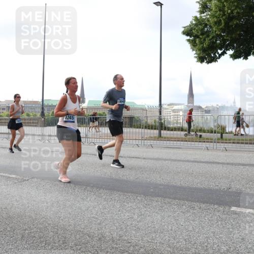 29.06.2025 - hella hamburg halbmarathon Lena Gebhardt http://msf.ph/oto/8426129 29.06.2025 10:06:32 Lombardsbrücke 18575, 1245, 18042, 1245, 1766, 4542, 4666, 4868, 5431, 5807, 5951, 6314, 6664, 7138, 8290, 8316, 9361, 9560, 10214, 10297, 10736, 10781, 10886, 12371, 13054, 13475, 13481, 13863, 14369, 14607, 15113, 15145, 15229, 15377, 15462, 15537, 15772, 15858, 16692, 16933, 17059, 17239, 17746, 18042, 18381, 18575, 18577, 18652, 18828, 18910, 18913, 18966 meine-sportfotos.de