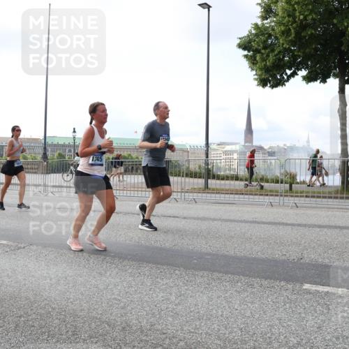 29.06.2025 - hella hamburg halbmarathon Lena Gebhardt http://msf.ph/oto/8426157 29.06.2025 10:06:32 Lombardsbrücke 1245, 19342, 1245, 1766, 4542, 4666, 4868, 5431, 5807, 5951, 6314, 6664, 7138, 8290, 8316, 9361, 9560, 10214, 10297, 10736, 10781, 10886, 12371, 13054, 13475, 13481, 13863, 14369, 14607, 15113, 15145, 15229, 15377, 15462, 15537, 15772, 15858, 16692, 16933, 17059, 17239, 17746, 18042, 18381, 18575, 18577, 18652, 18828, 18910, 18913, 18966 meine-sportfotos.de