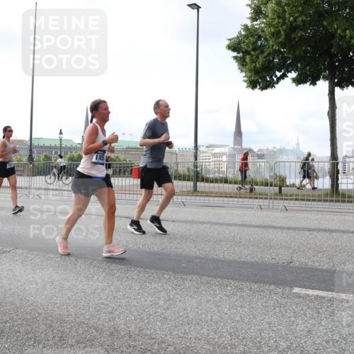 29.06.2025 - hella hamburg halbmarathon Lena Gebhardt http://msf.ph/oto/8426177 29.06.2025 10:06:32 Lombardsbrücke 1, 454, 1245, 1766, 4542, 4666, 4868, 5431, 5807, 5951, 6314, 6664, 7138, 8290, 8316, 9361, 9560, 10214, 10297, 10736, 10781, 10886, 12371, 13054, 13475, 13481, 13863, 14369, 14607, 15113, 15145, 15229, 15377, 15462, 15537, 15772, 15858, 16692, 16933, 17059, 17239, 17746, 18042, 18381, 18575, 18577, 18652, 18828, 18910, 18913, 18966 meine-sportfotos.de