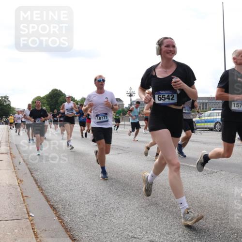 29.06.2025 - hella hamburg halbmarathon Lena Gebhardt http://msf.ph/oto/8426189 29.06.2025 10:19:22 Lombardsbrücke 14593, 18777, 6542, 10129, 15780, 1145, 1332, 1534, 1708, 1718, 1755, 2017, 2096, 2311, 2441, 2589, 2795, 2802, 2812, 2895, 2993, 2995, 3026, 3105, 3118, 3446, 3631, 3678, 4108, 4110, 4718, 4722, 4845, 4979, 5034, 5035, 5080, 5098, 5123, 5178, 5323, 5429, 5449, 5849, 6194, 6249, 6413, 6444, 6477, 6482, 6542, 6736, 6939, 7143, 7252, 8537, 8575, 8761, 8778, 8780, 9252, 9270, 9272, 9652, 9756, 9757, 9856, 10037, 10039, 10124, 10129, 10540, 10816 meine-sportfotos.de