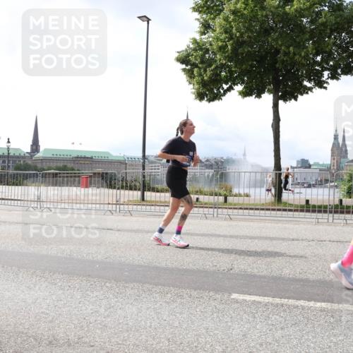 29.06.2025 - hella hamburg halbmarathon Lena Gebhardt http://msf.ph/oto/8426216 29.06.2025 10:43:28 Lombardsbrücke 1023, 1149, 1155, 1310, 1400, 1467, 1788, 1816, 1878, 2103, 2158, 2267, 2361, 2971, 3074, 3238, 3329, 3390, 3518, 3638, 4056, 4177, 4302, 4367, 4680, 4866, 5067, 5192, 5201, 5214, 5268, 5370, 5610, 5720, 5755, 5967, 6012, 6096, 6226, 6440, 6931, 6971, 6973, 7043, 7197, 7205, 7206, 7461, 7504, 7872, 7926, 8000, 8135, 8184, 8233, 8408, 8435, 8504, 8795, 8991, 9072, 9304, 9639, 9641, 9644, 9831, 9976, 10083, 10097, 10180, 10200, 10202 meine-sportfotos.de