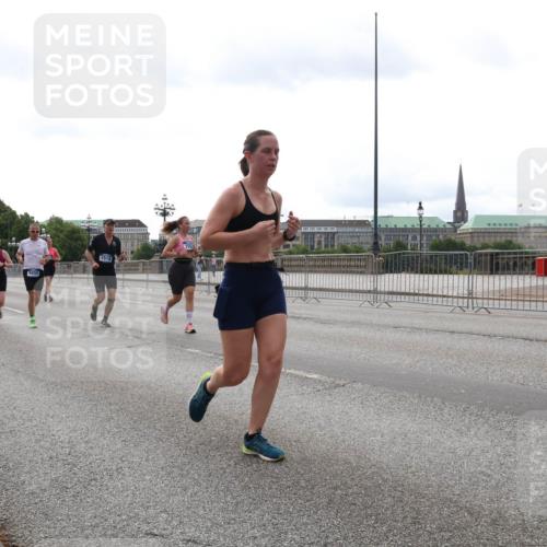 29.06.2025 - hella hamburg halbmarathon Lena Gebhardt http://msf.ph/oto/8426229 29.06.2025 10:28:57 Lombardsbrücke 5249, 5250, 1518, 1518, 1557, 1869, 2688, 3717, 4161, 4362, 4700, 4834, 4982, 5167, 5249, 5250, 5718, 5903, 5939, 6102, 6345, 6418, 7169, 7449, 7980, 8048, 8560, 9642, 9716, 9855, 10068, 10198, 10434, 12099, 12404, 12442, 13090, 14205, 15143, 15256, 15452, 15453, 15952, 15955, 16125, 16643, 16673, 18293 meine-sportfotos.de