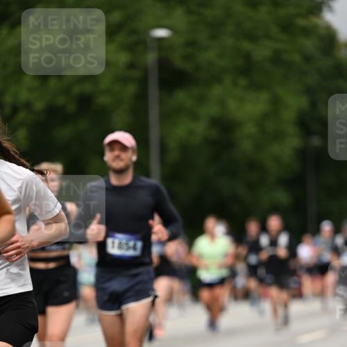 29.06.2025 - hella hamburg halbmarathon Dr. Thomas Lammeyer http://msf.ph/oto/8426239 29.06.2025 10:50:21 Kennedybrücke 1060, 1085, 1421, 1426, 1465, 1854, 1983, 2008, 2217, 2657, 2664, 2965, 3357, 3377, 4099, 4102, 4119, 4223, 4224, 5044, 5703, 5914, 6393, 6763, 6788, 6980, 7303, 7530, 7983, 10812, 11119, 11393 meine-sportfotos.de