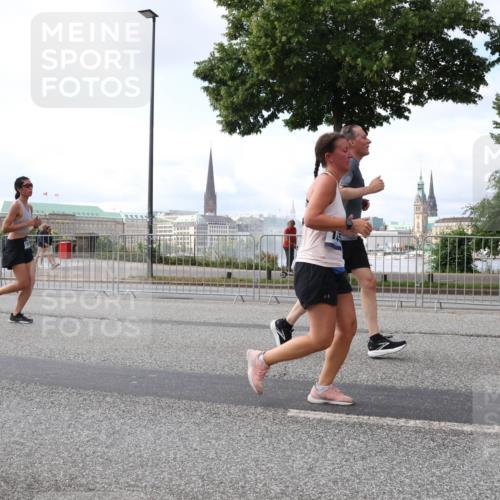29.06.2025 - hella hamburg halbmarathon Lena Gebhardt http://msf.ph/oto/8426256 29.06.2025 10:06:33 Lombardsbrücke 18575, 1245, 1766, 1993, 4542, 4666, 4868, 5431, 5807, 5951, 6314, 6664, 7138, 8290, 8960, 9361, 9560, 10214, 10297, 10736, 10781, 10886, 12371, 13054, 13475, 13481, 13863, 14369, 14607, 15113, 15145, 15229, 15377, 15462, 15537, 15858, 16692, 16933, 17059, 17174, 17239, 17746, 18042, 18381, 18575, 18577, 18652, 18828, 18910, 18913, 18966 meine-sportfotos.de