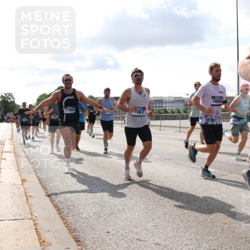 29.06.2025 - hella hamburg halbmarathon Lena Gebhardt http://msf.ph/oto/8426276 29.06.2025 09:52:37 Lombardsbrücke 17000, 099, 1419, 7067, 7451, 18680, 5007, 1057, 1070, 1139, 1163, 1169, 1176, 1220, 1415, 1468, 1512, 1604, 1613, 1631, 1782, 2189, 2233, 3098, 3109, 3124, 3305, 3618, 3852, 4080, 4277, 4497, 4565, 4691, 4871, 4915, 4933, 5007, 5011, 5476, 5477, 5682, 6373, 6550, 6711, 7067, 7191, 7325, 7432, 7451, 7599, 7843, 7865, 7961, 8467, 8852, 9348, 9444, 9547, 10493, 10741, 10796, 11062, 11495, 11679, 11779, 11821, 12046, 12772, 13403, 13614, 13728, 14257 meine-sportfotos.de