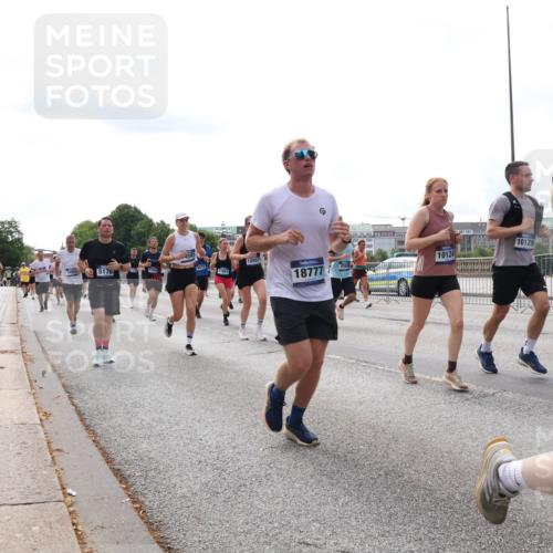 29.06.2025 - hella hamburg halbmarathon Lena Gebhardt http://msf.ph/oto/8426307 29.06.2025 10:19:23 Lombardsbrücke 10129, 10124, 5178, 11081, 18777, 1145, 1332, 1534, 1708, 1718, 1755, 2017, 2096, 2311, 2357, 2441, 2589, 2795, 2802, 2812, 2895, 2993, 2995, 3026, 3105, 3118, 3446, 3631, 3678, 4108, 4110, 4562, 4570, 4718, 4722, 4845, 4979, 5034, 5035, 5080, 5098, 5123, 5178, 5323, 5429, 5449, 5849, 6194, 6249, 6444, 6477, 6482, 6542, 6736, 6939, 7143, 7252, 7836, 8537, 8575, 8761, 8778, 9252, 9270, 9272, 9652, 9756, 9757, 9856, 10037, 10039, 10124, 10129, 10540, 10816 meine-sportfotos.de