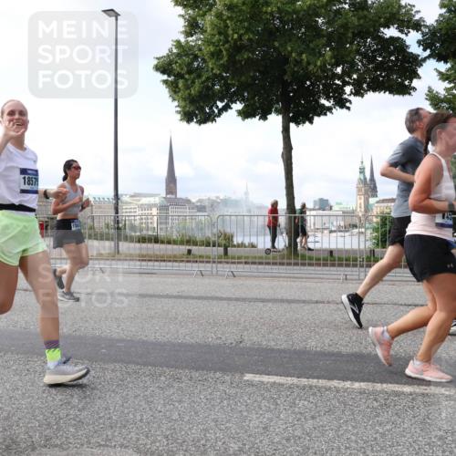 29.06.2025 - hella hamburg halbmarathon Lena Gebhardt http://msf.ph/oto/8426308 29.06.2025 10:06:33 Lombardsbrücke 18575, 1245, 1766, 1993, 4542, 4666, 4868, 5431, 5807, 5951, 6314, 6664, 7138, 8290, 8960, 9361, 9560, 10214, 10297, 10736, 10781, 10886, 12371, 13054, 13475, 13481, 13863, 14369, 14607, 15113, 15145, 15229, 15377, 15462, 15537, 15858, 16692, 16933, 17059, 17174, 17239, 17746, 18042, 18381, 18575, 18577, 18652, 18828, 18910, 18913, 18966 meine-sportfotos.de