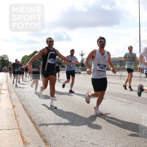 29.06.2025 - hella hamburg halbmarathon Lena Gebhardt http://msf.ph/oto/8426331 29.06.2025 09:52:38 Lombardsbrücke 7451, 17000, 1415, 7067, 15301, 18680, 1784, 1070, 1139, 1163, 1169, 1176, 1220, 1415, 1468, 1512, 1604, 1613, 1631, 1782, 2189, 2233, 3098, 3109, 3124, 3305, 3618, 3852, 4080, 4277, 4497, 4565, 4691, 4871, 4915, 4933, 5007, 5011, 5476, 5477, 5682, 6373, 6550, 6711, 7067, 7191, 7325, 7432, 7451, 7599, 7843, 7865, 7961, 8467, 8852, 9348, 9444, 9547, 10493, 10741, 10796, 11062, 11495, 11679, 11779, 11821, 12046, 12772, 13403, 13614, 13728, 14257 meine-sportfotos.de