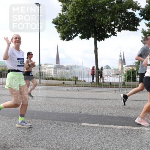 29.06.2025 - hella hamburg halbmarathon Lena Gebhardt http://msf.ph/oto/8426332 29.06.2025 10:06:33 Lombardsbrücke 18575, 77, 1245, 1766, 1993, 4542, 4666, 4868, 5431, 5807, 5951, 6314, 6664, 7138, 8290, 8960, 9361, 9560, 10214, 10297, 10736, 10781, 10886, 12371, 13054, 13475, 13481, 13863, 14369, 14607, 15113, 15145, 15229, 15377, 15462, 15537, 15858, 16692, 16933, 17059, 17174, 17239, 17746, 18042, 18381, 18575, 18577, 18652, 18828, 18910, 18913, 18966 meine-sportfotos.de