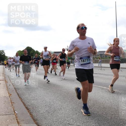 29.06.2025 - hella hamburg halbmarathon Lena Gebhardt http://msf.ph/oto/8426333 29.06.2025 10:19:23 Lombardsbrücke 5178, 14593, 110, 2007, 18777, 10124, 10129, 1145, 1332, 1534, 1708, 1718, 1755, 2017, 2096, 2311, 2357, 2441, 2589, 2795, 2802, 2812, 2895, 2993, 2995, 3026, 3105, 3118, 3446, 3631, 3678, 4108, 4110, 4562, 4570, 4718, 4722, 4845, 4979, 5034, 5035, 5080, 5098, 5123, 5178, 5323, 5429, 5449, 5849, 6194, 6249, 6444, 6477, 6482, 6542, 6736, 6939, 7143, 7252, 7836, 8537, 8575, 8761, 8778, 9252, 9270, 9272, 9652, 9756, 9757, 9856, 10037, 10039, 10124, 10129, 10540, 10816 meine-sportfotos.de