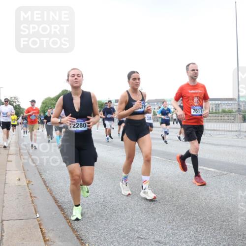 29.06.2025 - hella hamburg halbmarathon Lena Gebhardt http://msf.ph/oto/8426342 29.06.2025 10:53:39 Lombardsbrücke 18057, 2280, 79, 7611, 1017, 1340, 1687, 1709, 1744, 1753, 1900, 1906, 1984, 2065, 2079, 2409, 2429, 3055, 3226, 4195, 4595, 4801, 5428, 5430, 5562, 5815, 5856, 5857, 5964, 6039, 6041, 6044, 6192, 6273, 6306, 6913, 6996, 7039, 7068, 7483, 7537, 7611, 7614, 7876, 7890, 8189, 8212, 8414, 8515, 8906, 8924, 9077, 9456, 9503, 9531, 9572, 9685, 9764, 9771, 9785, 10043, 10175, 10490, 11390, 12193, 12219, 12700, 14038 meine-sportfotos.de