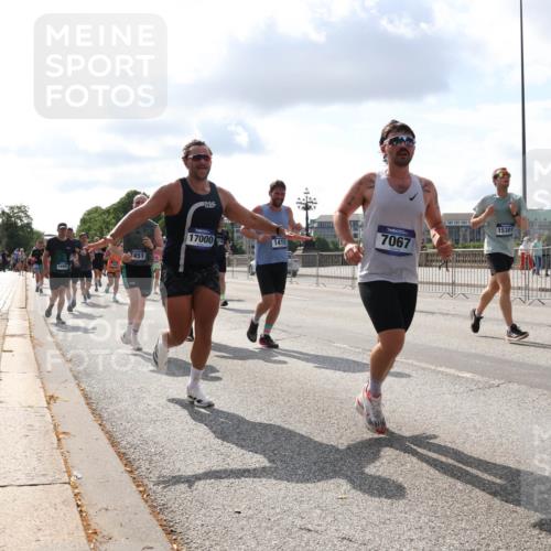 29.06.2025 - hella hamburg halbmarathon Lena Gebhardt http://msf.ph/oto/8426364 29.06.2025 09:52:38 Lombardsbrücke 3451, 17000, 18680, 15301, 1415, 7067, 1070, 1139, 1163, 1169, 1176, 1220, 1415, 1468, 1512, 1604, 1613, 1631, 1782, 2189, 2233, 3098, 3109, 3124, 3305, 3618, 3852, 4080, 4277, 4497, 4565, 4691, 4871, 4915, 4933, 5007, 5011, 5476, 5477, 5682, 6373, 6550, 6711, 7067, 7191, 7325, 7432, 7451, 7599, 7843, 7865, 7961, 8467, 8852, 9348, 9444, 9547, 10493, 10741, 10796, 11062, 11495, 11679, 11779, 11821, 12046, 12772, 13403, 13614, 13728, 14257 meine-sportfotos.de