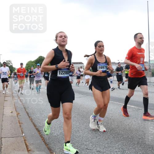 29.06.2025 - hella hamburg halbmarathon Lena Gebhardt http://msf.ph/oto/8426366 29.06.2025 10:53:39 Lombardsbrücke 8057, 9454, 1984, 12280, 16979, 15804, 1017, 1340, 1687, 1709, 1744, 1753, 1900, 1906, 1984, 2065, 2079, 2409, 2429, 3055, 3226, 4195, 4595, 4801, 5428, 5430, 5562, 5815, 5856, 5857, 5964, 6039, 6041, 6044, 6192, 6273, 6306, 6913, 6996, 7039, 7068, 7483, 7537, 7611, 7614, 7876, 7890, 8189, 8212, 8414, 8515, 8906, 8924, 9077, 9456, 9503, 9531, 9572, 9685, 9764, 9771, 9785, 10043, 10175, 10490, 11390, 12193, 12219, 12700, 14038 meine-sportfotos.de