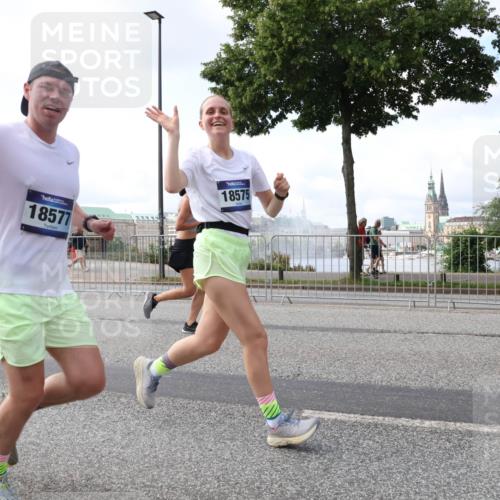29.06.2025 - hella hamburg halbmarathon Lena Gebhardt http://msf.ph/oto/8426376 29.06.2025 10:06:34 Lombardsbrücke 18577, 18575, 1245, 1766, 1993, 4542, 4666, 4868, 5431, 5807, 5951, 6314, 6572, 6664, 7138, 8290, 8960, 9361, 9560, 10214, 10297, 10736, 10781, 10886, 12371, 13475, 13481, 13863, 14369, 14607, 15113, 15145, 15229, 15377, 15462, 15537, 15858, 16692, 16933, 17059, 17174, 17239, 17746, 18042, 18343, 18381, 18575, 18577, 18652, 18828, 18910, 18913, 18966 meine-sportfotos.de