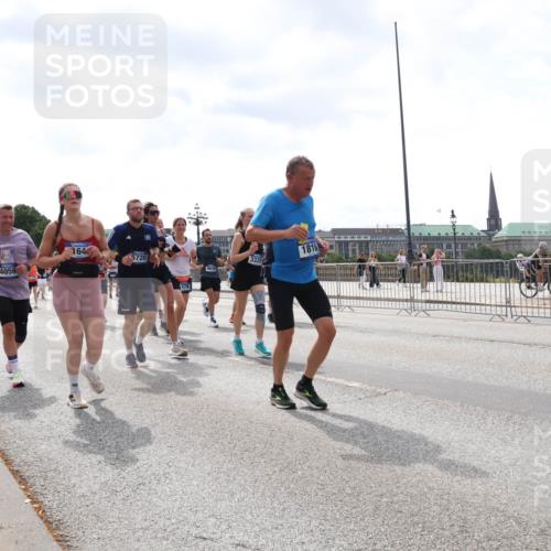 29.06.2025 - hella hamburg halbmarathon Lena Gebhardt http://msf.ph/oto/8426387 29.06.2025 10:43:30 Lombardsbrücke 164, 5720, 4056, 878, 1816, 3329, 1023, 1149, 1155, 1310, 1400, 1467, 1788, 1816, 1878, 2103, 2158, 2267, 2361, 2733, 2971, 3074, 3238, 3329, 3390, 3518, 3638, 4056, 4177, 4302, 4367, 4680, 4866, 5192, 5201, 5214, 5268, 5370, 5610, 5720, 5755, 5967, 6012, 6096, 6226, 6334, 6440, 6931, 6971, 6973, 7043, 7197, 7205, 7206, 7461, 7489, 7504, 7872, 7926, 8000, 8058, 8135, 8184, 8233, 8408, 8435, 8504, 9072, 9639, 9641, 9644, 9831, 9976, 10083, 10097, 10180, 10200, 10202 meine-sportfotos.de