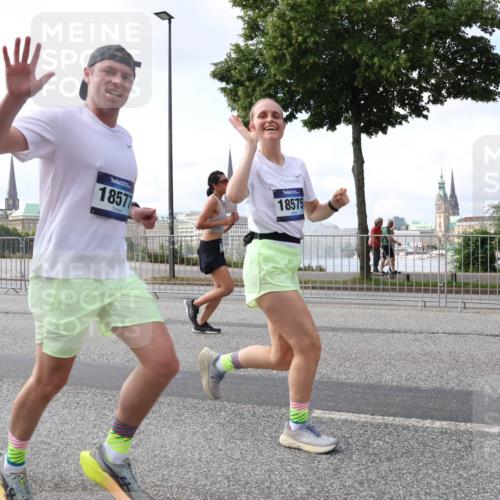 29.06.2025 - hella hamburg halbmarathon Lena Gebhardt http://msf.ph/oto/8426418 29.06.2025 10:06:34 Lombardsbrücke 18577, 18575, 1245, 1766, 1993, 4542, 4666, 4868, 5431, 5807, 5951, 6314, 6572, 6664, 7138, 8290, 8960, 9361, 9560, 10214, 10297, 10736, 10781, 10886, 12371, 13475, 13481, 13863, 14369, 14607, 15113, 15145, 15229, 15377, 15462, 15537, 15858, 16692, 16933, 17059, 17174, 17239, 17746, 18042, 18343, 18381, 18575, 18577, 18652, 18828, 18910, 18913, 18966 meine-sportfotos.de