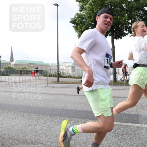 29.06.2025 - hella hamburg halbmarathon Lena Gebhardt http://msf.ph/oto/8426456 29.06.2025 10:06:34 Lombardsbrücke 1891, 185, 1245, 1766, 1993, 4542, 4666, 4868, 5431, 5807, 5951, 6314, 6572, 6664, 7138, 8290, 8960, 9361, 9560, 10214, 10297, 10736, 10781, 10886, 12371, 13475, 13481, 13863, 14369, 14607, 15113, 15145, 15229, 15377, 15462, 15537, 15858, 16692, 16933, 17059, 17174, 17239, 17746, 18042, 18343, 18381, 18575, 18577, 18652, 18828, 18910, 18913, 18966 meine-sportfotos.de