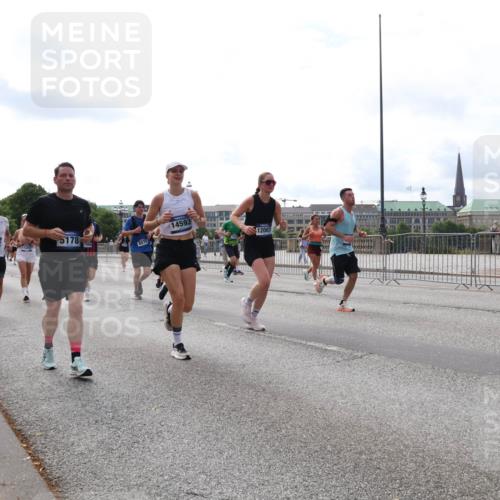 29.06.2025 - hella hamburg halbmarathon Lena Gebhardt http://msf.ph/oto/8426458 29.06.2025 10:19:24 Lombardsbrücke 5178, 8575, 14593, 12007, 1145, 1332, 1534, 1708, 1718, 1755, 2017, 2096, 2311, 2357, 2441, 2589, 2795, 2802, 2812, 2895, 2993, 2995, 3026, 3105, 3118, 3446, 3631, 3678, 4108, 4110, 4170, 4562, 4570, 4722, 4845, 4979, 5034, 5035, 5080, 5098, 5123, 5178, 5323, 5429, 5449, 5849, 6194, 6249, 6444, 6477, 6482, 6542, 6736, 6939, 7143, 7252, 7836, 8537, 8575, 8761, 8778, 9252, 9270, 9272, 9652, 9756, 9757, 9856, 10037, 10039, 10124, 10129, 10540, 10816 meine-sportfotos.de