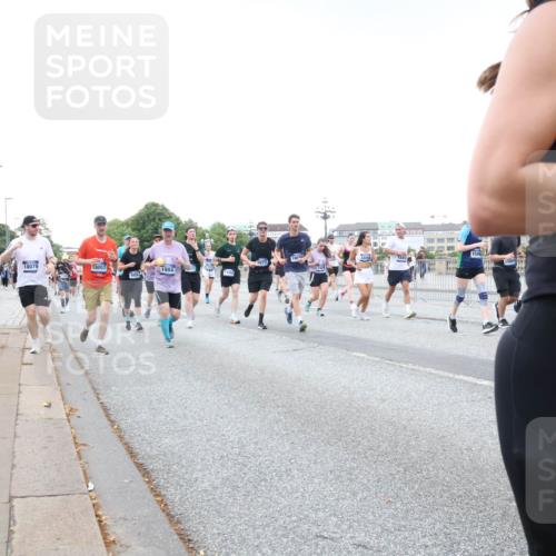 29.06.2025 - hella hamburg halbmarathon Lena Gebhardt http://msf.ph/oto/8426470 29.06.2025 10:53:40 Lombardsbrücke 18079, 18057, 1549, 15804, 1984, 12, 1017, 1340, 1687, 1709, 1744, 1753, 1900, 1906, 1984, 2065, 2079, 2372, 2409, 2429, 3055, 3226, 4195, 4595, 4801, 5428, 5430, 5562, 5815, 5856, 5857, 5964, 6039, 6041, 6044, 6192, 6273, 6306, 6913, 6996, 7039, 7068, 7483, 7537, 7611, 7614, 7876, 7890, 8189, 8212, 8414, 8515, 8906, 8924, 9077, 9456, 9503, 9531, 9572, 9685, 9764, 9771, 9785, 10043, 10175, 10490, 11390, 12193, 12219, 12700, 14038 meine-sportfotos.de