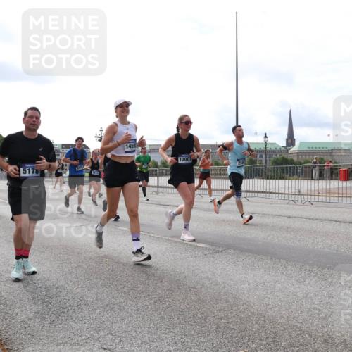 29.06.2025 - hella hamburg halbmarathon Lena Gebhardt http://msf.ph/oto/8426488 29.06.2025 10:19:24 Lombardsbrücke 10966, 11247, 5178, 8575, 2812, 1459, 12007, 1145, 1332, 1534, 1708, 1718, 1755, 2017, 2096, 2311, 2357, 2441, 2589, 2795, 2802, 2812, 2895, 2993, 2995, 3026, 3105, 3118, 3446, 3631, 3678, 4108, 4110, 4170, 4562, 4570, 4722, 4845, 4979, 5034, 5035, 5080, 5098, 5123, 5178, 5323, 5429, 5449, 5849, 6194, 6249, 6444, 6477, 6482, 6542, 6736, 6939, 7143, 7252, 7836, 8537, 8575, 8761, 8778, 9252, 9270, 9272, 9652, 9756, 9757, 9856, 10037, 10039, 10124, 10129, 10540, 10816 meine-sportfotos.de