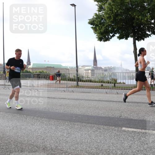 29.06.2025 - hella hamburg halbmarathon Lena Gebhardt http://msf.ph/oto/8426495 29.06.2025 10:06:34 Lombardsbrücke 18910, 1245, 1766, 1993, 4542, 4666, 4868, 5431, 5807, 5951, 6314, 6572, 6664, 7138, 8290, 8960, 9361, 9560, 10214, 10297, 10736, 10781, 10886, 12371, 13475, 13481, 13863, 14369, 14607, 15113, 15145, 15229, 15377, 15462, 15537, 15858, 16692, 16933, 17059, 17174, 17239, 17746, 18042, 18343, 18381, 18575, 18577, 18652, 18828, 18910, 18913, 18966 meine-sportfotos.de