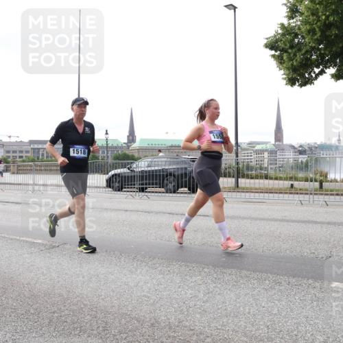 29.06.2025 - hella hamburg halbmarathon Lena Gebhardt http://msf.ph/oto/8426497 29.06.2025 10:29:00 Lombardsbrücke 5250, 1518, 1557, 1518, 1557, 1869, 2688, 3717, 4161, 4362, 4373, 4700, 4834, 4982, 5167, 5249, 5250, 5718, 5903, 5939, 6102, 6345, 6418, 7169, 7449, 8048, 8560, 9642, 9716, 10068, 10198, 10434, 10808, 11989, 12099, 12404, 12442, 12958, 13090, 14205, 15143, 15256, 15452, 15453, 15952, 15955, 16125, 16643, 16673, 18293, 18414 meine-sportfotos.de