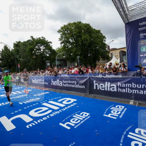 29.06.2025 - hella hamburg halbmarathon Zöllner http://msf.ph/oto/8426542 29.06.2025 10:35:22 Ziel 4944, 7867, 10877, 11898, 12514, 13798, 14789, 15701, 15773 meine-sportfotos.de