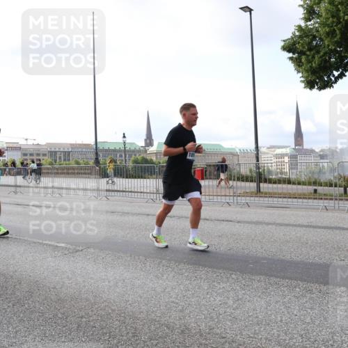 29.06.2025 - hella hamburg halbmarathon Lena Gebhardt http://msf.ph/oto/8426582 29.06.2025 10:06:35 Lombardsbrücke 9560, 8913, 1245, 1766, 1993, 4666, 4868, 5431, 5807, 5951, 6314, 6572, 6664, 7138, 8290, 8960, 9361, 9560, 10214, 10297, 10736, 10781, 10886, 12371, 13475, 13481, 13863, 14369, 14607, 15113, 15145, 15229, 15377, 15462, 15537, 15858, 16692, 16933, 17059, 17174, 17239, 17746, 18042, 18343, 18381, 18575, 18577, 18652, 18828, 18910, 18913, 18966 meine-sportfotos.de