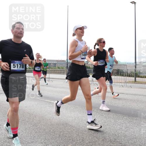 29.06.2025 - hella hamburg halbmarathon Lena Gebhardt http://msf.ph/oto/8426599 29.06.2025 10:19:25 Lombardsbrücke 1247, 3984, 51785, 11081, 1459, 12007, 258, 1145, 1332, 1534, 1708, 1718, 1755, 2017, 2096, 2311, 2357, 2441, 2589, 2795, 2802, 2812, 2895, 2993, 2995, 3026, 3105, 3118, 3446, 3631, 3678, 4108, 4110, 4170, 4562, 4570, 4722, 4845, 4979, 5034, 5035, 5080, 5098, 5123, 5178, 5323, 5429, 5449, 5849, 6194, 6249, 6444, 6477, 6482, 6542, 6736, 6939, 7143, 7836, 8537, 8575, 8761, 8778, 9252, 9270, 9272, 9652, 9756, 9757, 9856, 10037, 10039, 10124, 10129, 10540 meine-sportfotos.de