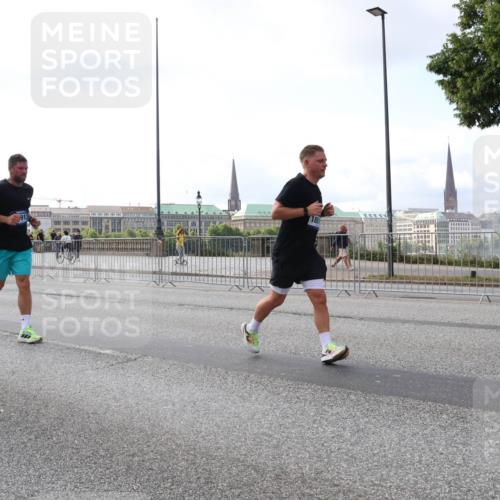 29.06.2025 - hella hamburg halbmarathon Lena Gebhardt http://msf.ph/oto/8426609 29.06.2025 10:06:35 Lombardsbrücke 9560, 913, 189, 1245, 1766, 1993, 4666, 4868, 5431, 5807, 5951, 6314, 6572, 6664, 7138, 8290, 8960, 9361, 9560, 10214, 10297, 10736, 10781, 10886, 12371, 13475, 13481, 13863, 14369, 14607, 15113, 15145, 15229, 15377, 15462, 15537, 15858, 16692, 16933, 17059, 17174, 17239, 17746, 18042, 18343, 18381, 18575, 18577, 18652, 18828, 18910, 18913, 18966 meine-sportfotos.de